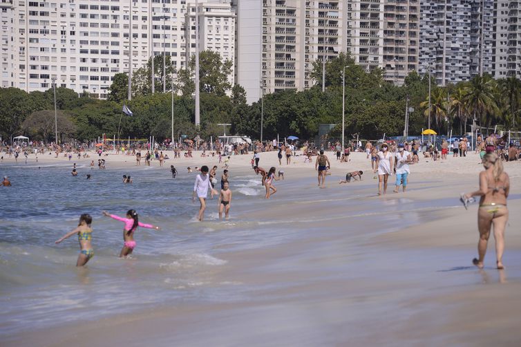 Rio: contra as regras da prefeitura, cariocas se aglomeram nas praias