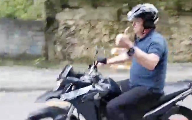 Bolsonaro deixa Palácio da Alvorada para passear de moto