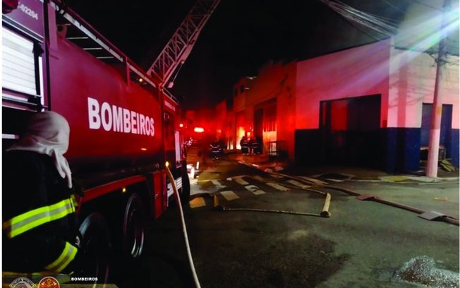 Fábrica de jeans é destruída em incêndio devastador no Brás