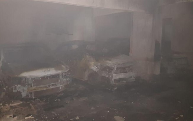 Sete carros de luxo são destruídos em incêndio em garagem; assista