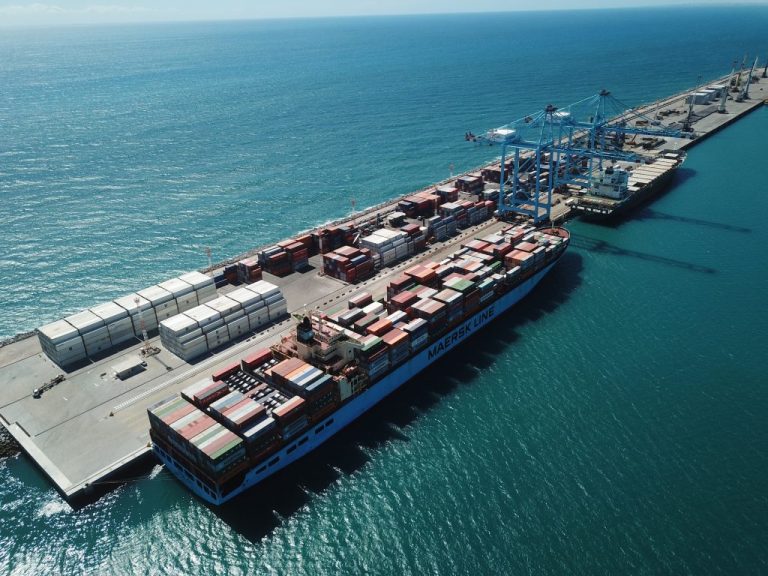 Porto do Pecém inicia operações em novo berço de atracação