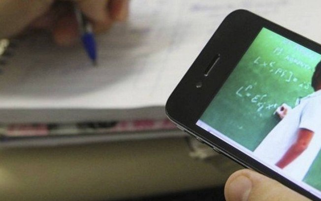 46% dos alunos que fazem aulas online usam o celular para estudar, diz estudo