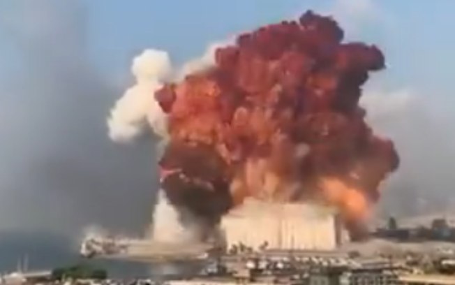 Moradores registram grande explosão no Líbano; assista