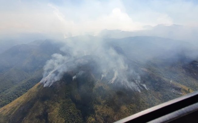 Bombeiros combatem há dois dias incêndio em Parque Nacional do Rio de Janeiro