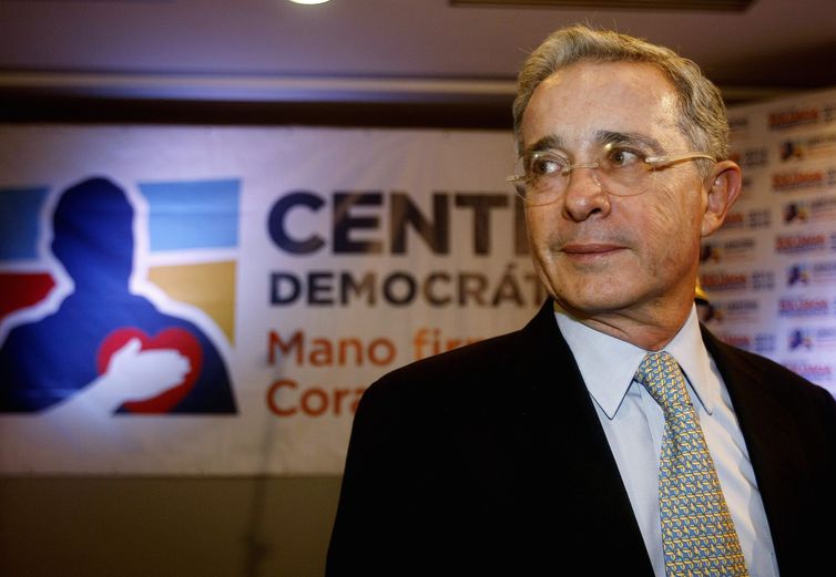 Suprema Corte da Colômbia ordena prisão do ex-presidente Uribe