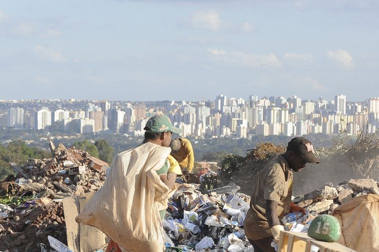 Quase metade dos municípios ainda despeja resíduos em lixões