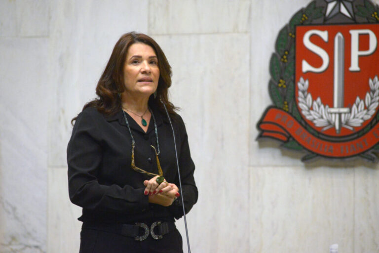 Valeria Bolsonaro contesta matéria sobre ex-assessor do deputado federal Eduardo Bolsonaro
