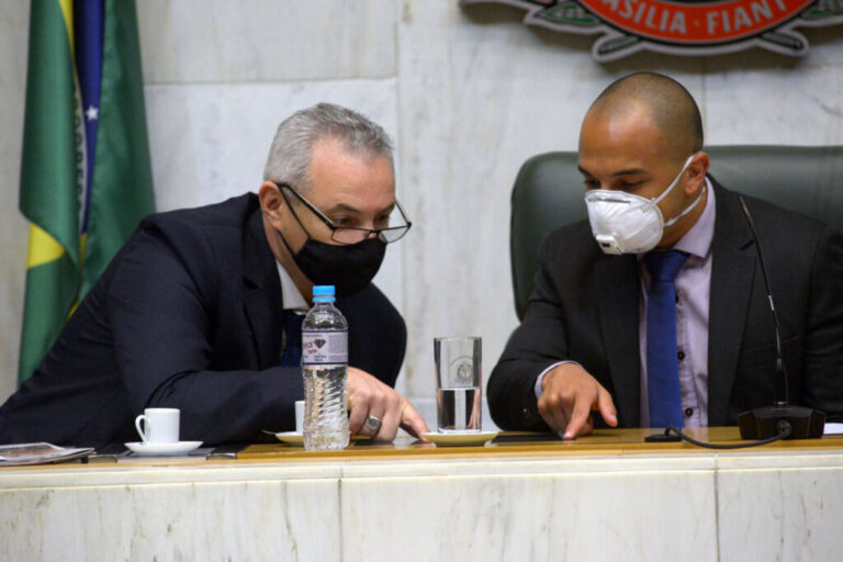 Deputados discursam no segundo dia de sessão presencial na Alesp