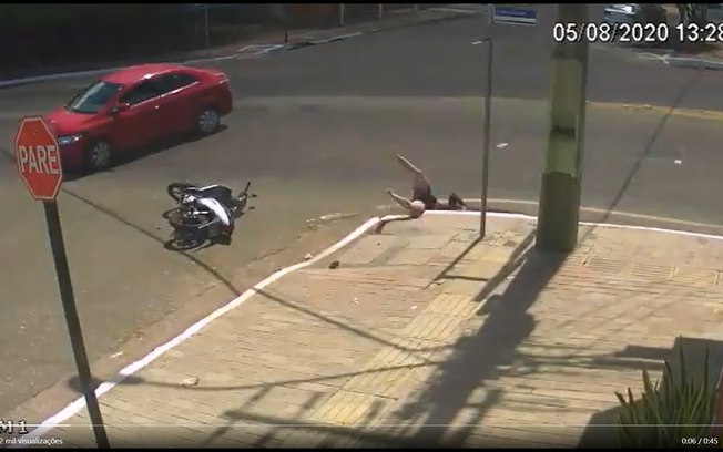 Atingida por carro, motociclista cai em bueiro; veja vídeo