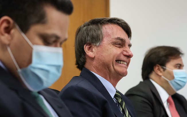 Covid-19: Bolsonaro faz piada com conotação sexual sobre ozônio no reto