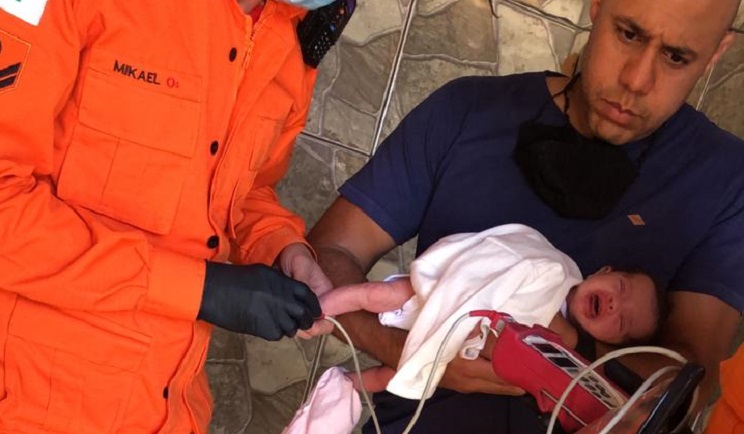 Policiais militares salvam bebê de 17 dias que estava asfixiada em Samambaia