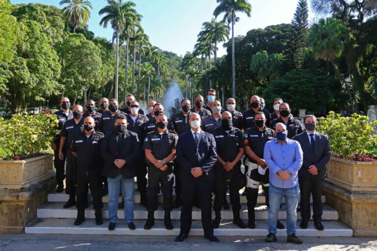 Governador assina decreto com normas para vagas dos cursos de aperfeiçoamento de sargentos