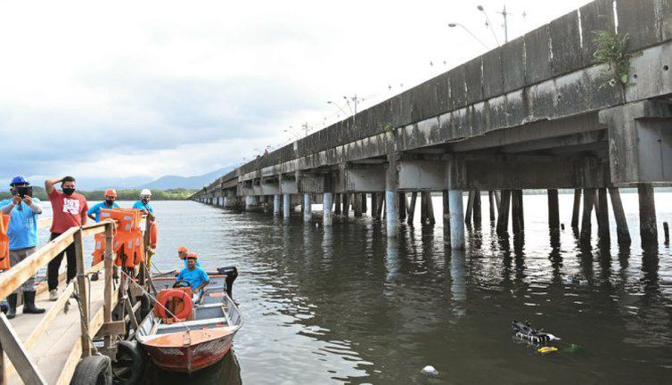 Bolsonaro visita ponte em São Vicente recuperada com recursos federais