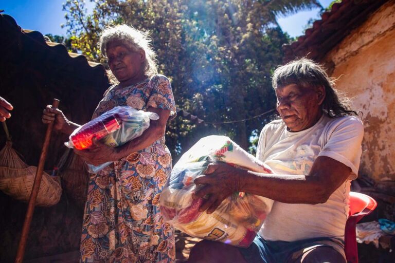 Índios da etnia Xavante recebem cestas básicas e cobertores do Governo do Estado