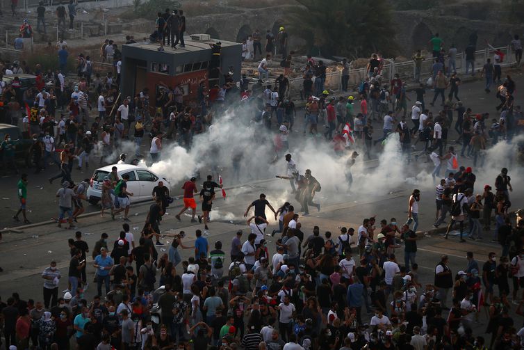 Polícia lança gás lacrimogêneo em manifestantes de Beirute