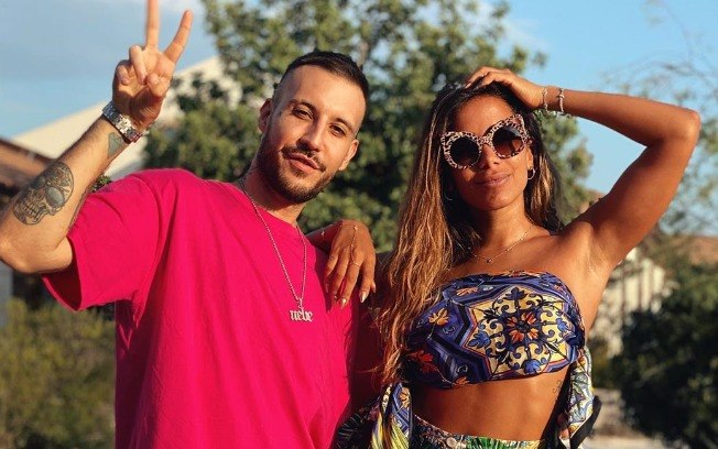 Anitta usa look de R$ 16 mil em viagem na Itália