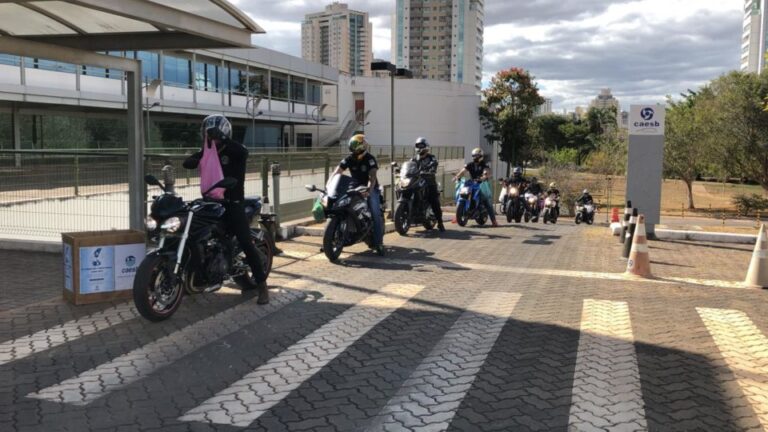 Grupo de motociclistas doa sabonetes para campanha da Caesb
