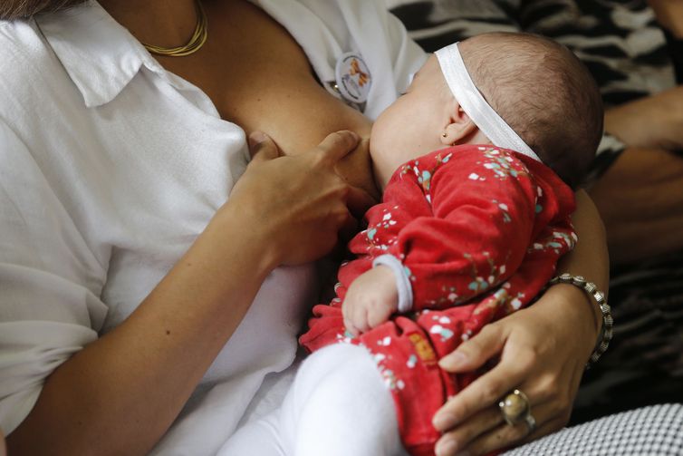 Campanha Agosto dourado: mães com covid-19 devem continuar amamentando