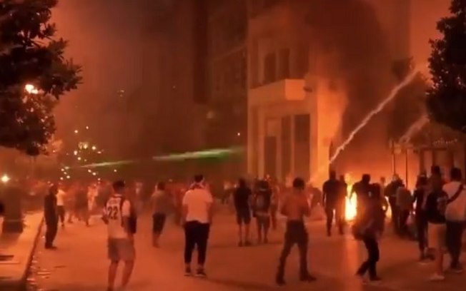 Beirute tem bombas de gás e focos de incêndio em novos protestos; veja vídeos