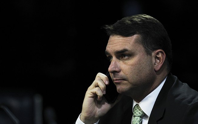 Após vazamento, Flávio Bolsonaro não vai mais permitir gravação de depoimentos