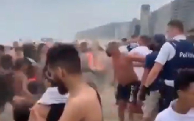 Polícia tenta manter distanciamento e é atacada em praia; veja o vídeo