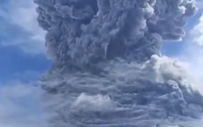 Erupção de vulcão na Indonésia forma nuvem gigante de cinzas; veja o vídeo