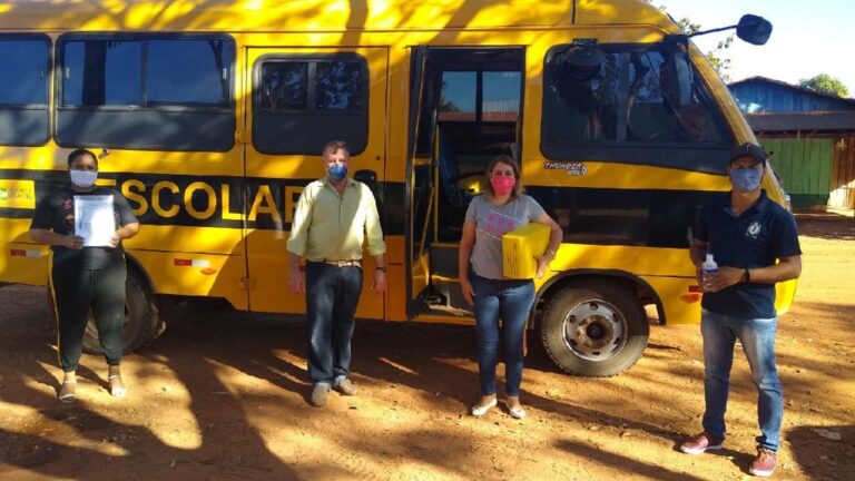 Educadores viajam 130 quilômetros para entregar apostilas a estudantes de comunidade rural em MT