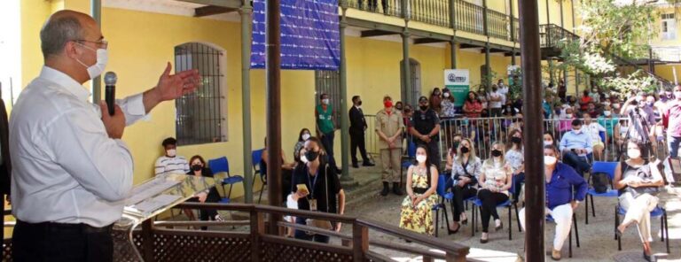 Estado entrega 417 termos de regularização fundiária a moradores do Morro do Preventório, em Niterói