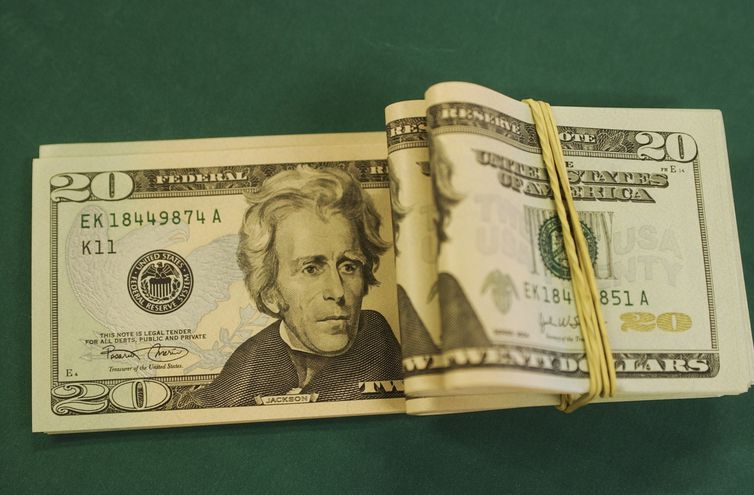 Dólar fecha no maior nível em 45 dias com tensões entre EUA e China