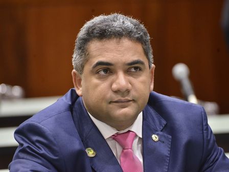 Julio Pina apresenta à Assembleia Legislativa iniciativas que beneficiam áreas da saúde e educação em Goiás