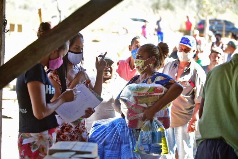 Comunidade Monte Sinai recebe doações de alimentos e cobertores do Governo de MT