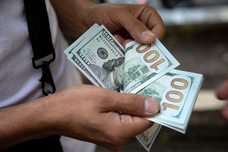 Dólar cai por primeira vez em cinco dias, mas fecha acima de R$ 5,40