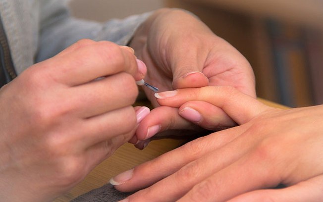 Mulher vai a manicure mesmo sabendo que está com Covid-19