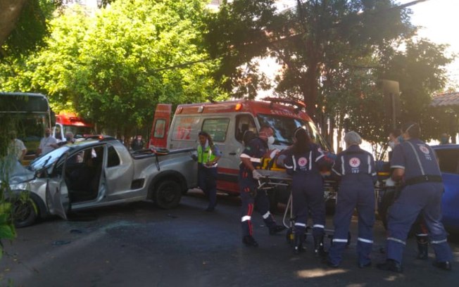 Jovem morre em acidente envolvendo ônibus e caminhonete