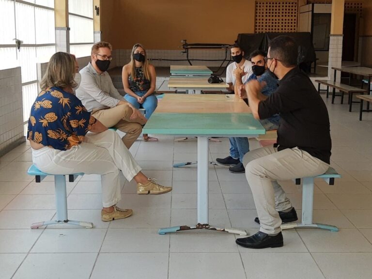 Secretário da Educação visita equipes escolares na Grande Vitória