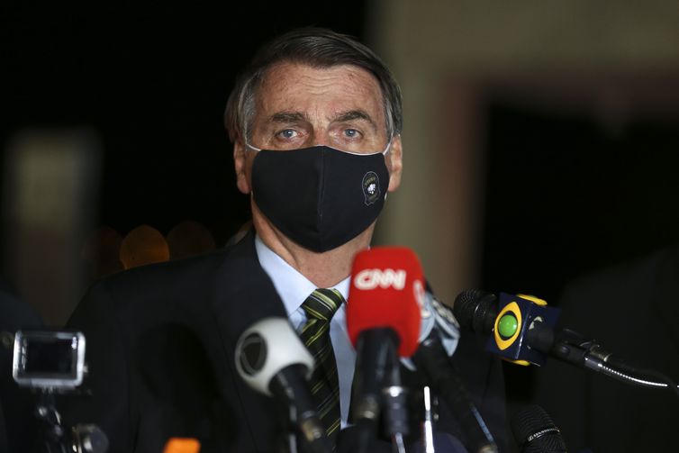 Bolsonaro faz declaração à imprensa acompanhado de Maia e Alcolumbre