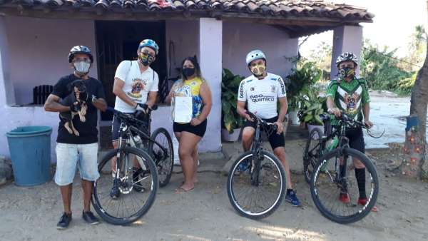 Escola de Aracatiaçu entrega atividades impressas com apoio de ciclistas parceiros