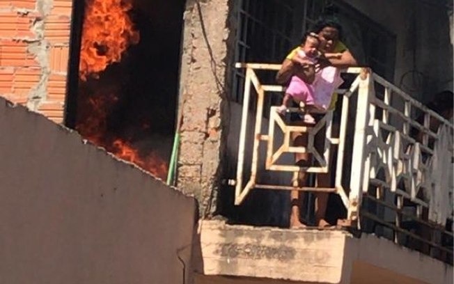 Avó joga neta de 3 meses pela sacada para salvar bebê de incêndio
