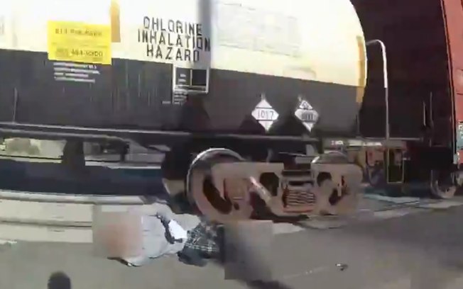 Policial salva cadeirante de atropelamento por trem; veja o vídeo