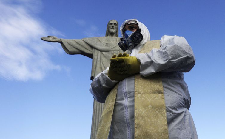 Cristo Redentor passa por desinfecção para reabertura no sábado (15)