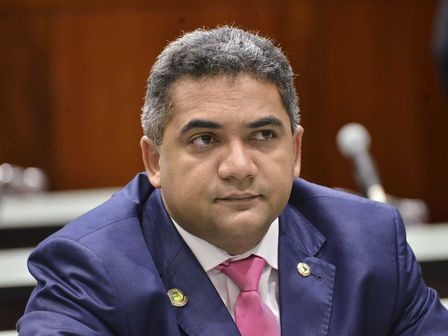Julio Pina quer urgência na aprovação de projeto que beneficia profissionais da saúde em Goiás na vigência da pandemia