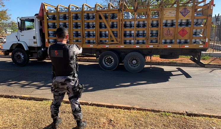 PM prende ladrões que roubaram caminhão com mais de 500 botijões de gás