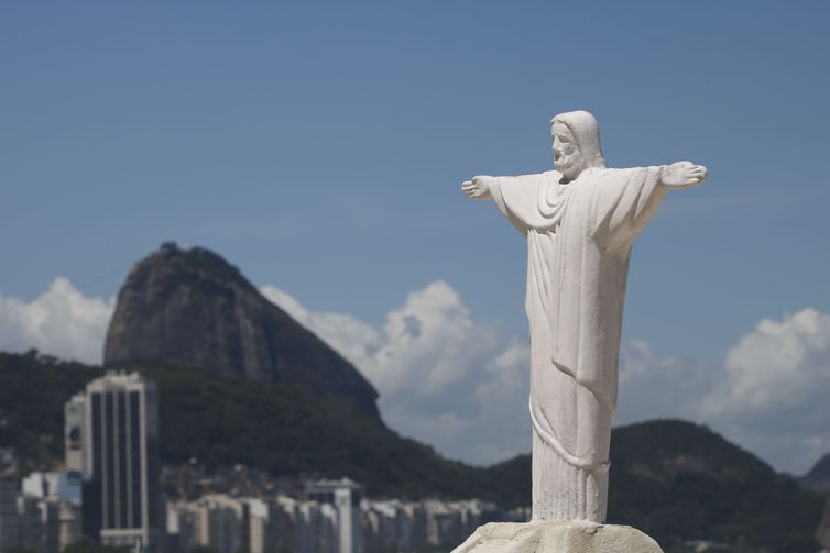 Rio: ministro do Turismo participa da iluminação de pontos turísticos