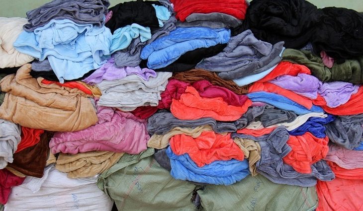 Comprados para aquecer famílias carentes, cobertores já estão chegando nos municípios