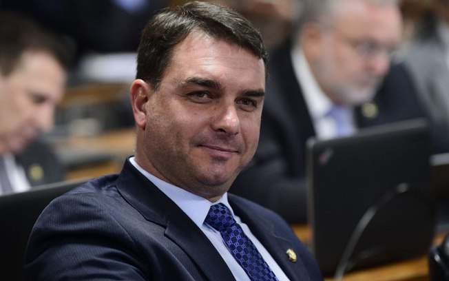 MP aponta que F. Bolsonaro omitiu R$ 350 mil de compra de loja, diz jornal