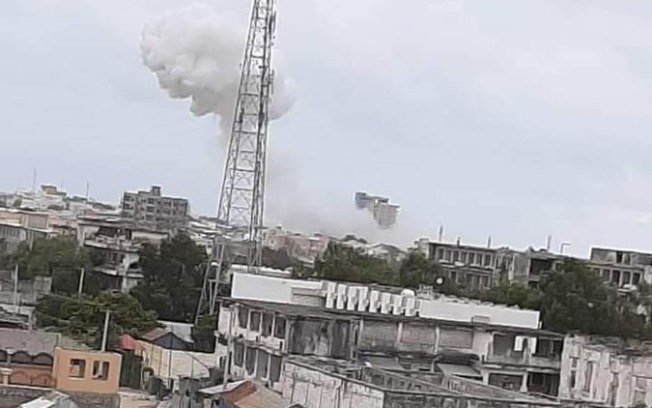 Explosão de carro-bomba e invasão em hotel deixa mortos na Somália