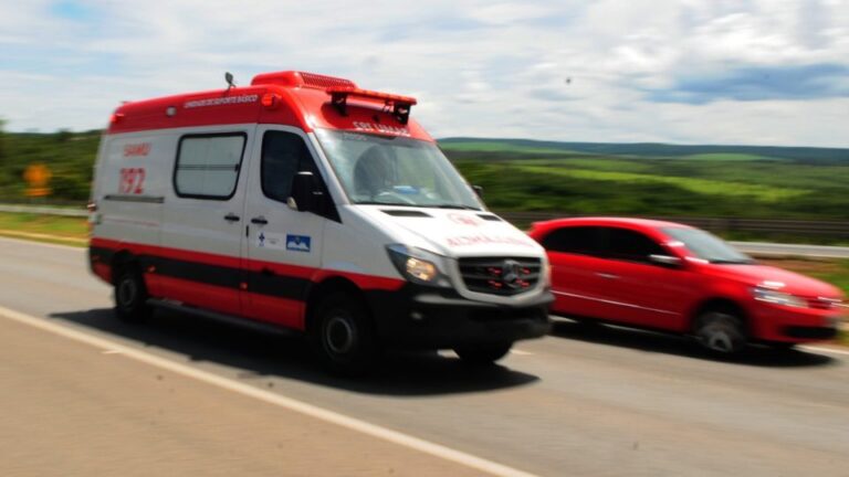 Ajude a salvar vidas dando passagem a veículos de emergência