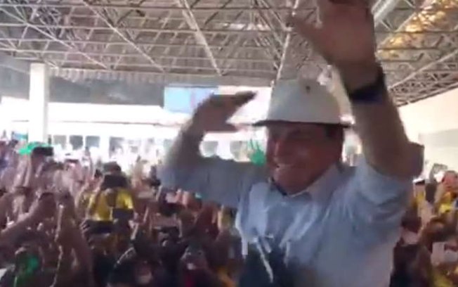 Com chapéu de cangaceiro, Bolsonaro é recebido por multidão em Aracaju; assista