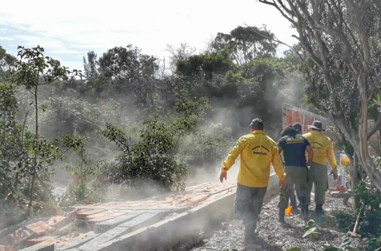 Ambiente e Inea demolem construções irregulares em Arraial do Cabo