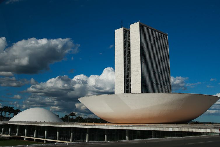 Câmara aprova MP que dispensa documentos para pedido de empréstimo